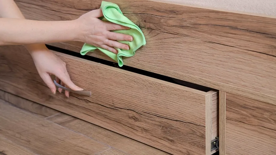 Cum să cureți și să întreții mobila mată