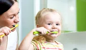 Cum împrietenim copilul cu periuța și pasta de dinți: sfaturi pentru părinți