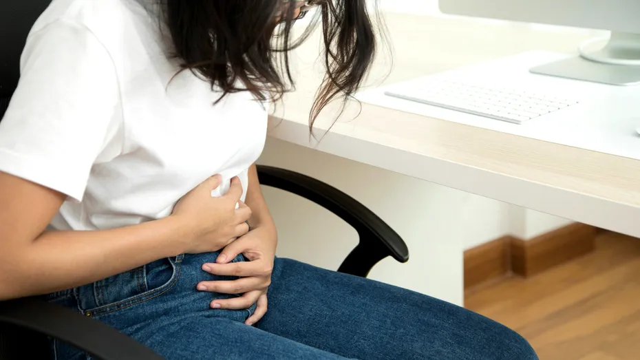 Semnul de pe piele care anunță o complicație gravă dacă ai pietre la fiere. Medic: „Poate duce la moarte”