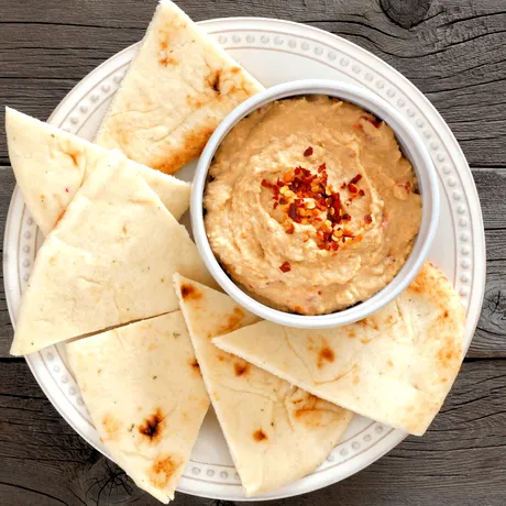 Cea mai rapidă rețetă de humus libanez de casă. Durează doar 10 minute!