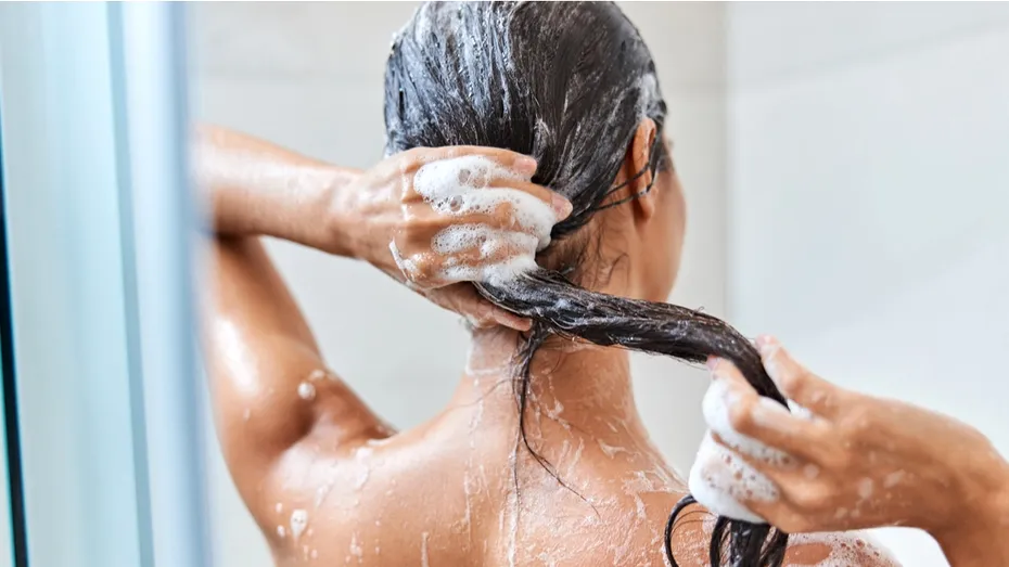 Pasul important pe care să NU îl ocolești când îți speli părul