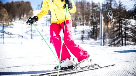 Schiatul arde calorii, alungă stresul și este perfect pentru articulații. Ce beneficii are acest sport de iarnă