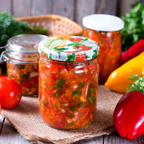 Zarzavat la borcan pentru iarnă. Rețeta simplă care te ajută să ai legume pentru ciorbă tot sezonul rece