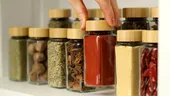 Cum trebuie păstrate condimentele pentru a-și păstra aroma. Greșeala pe care o fac mulți în bucătărie