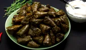 Câte frunze de viță se folosesc la 1kg de carne când faci sarmale. Raportul corect să nu-și piardă suculența