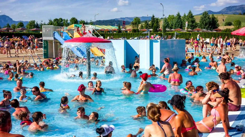 Avertismentul medicilor pentru bolnavii de cancer: Baia în piscină sau în mare, o sursă de infecție!