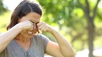Îți freci ochii pe timpul verii? 5 greșeli pe care le faci vara și care îți pot afecta sănătatea ochilor