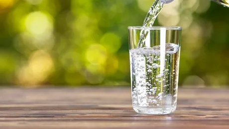 4 motive pentru care este important să bei multă apă când ești la dietă