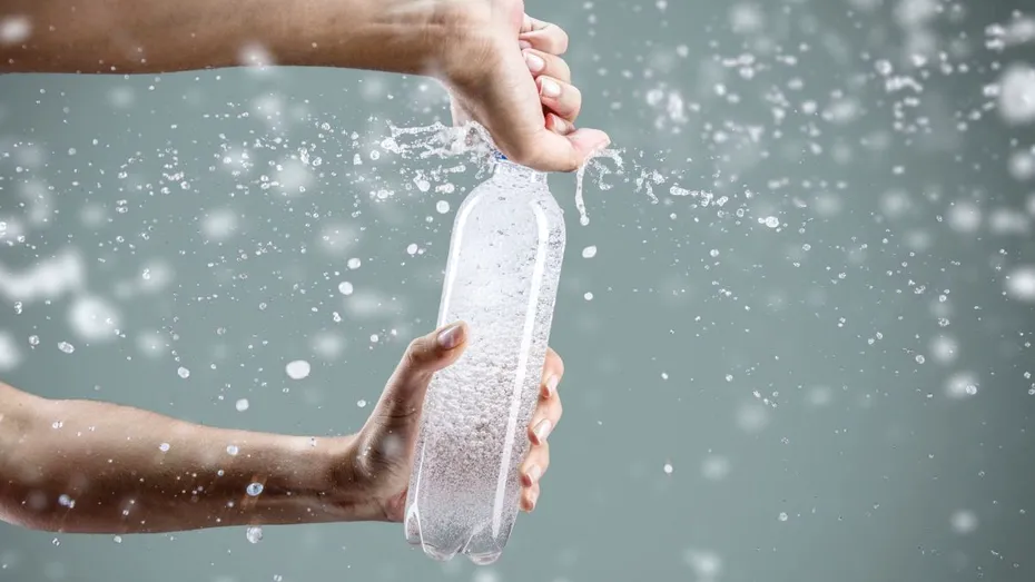 Apa minerală îngrașă? Ce spun studiile despre efectele sale asupra greutății