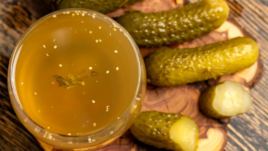 Cum să faci castraveți murați pentru iarnă, în stil bulgăresc. Așa obții o textură crocantă și o aromă intensă