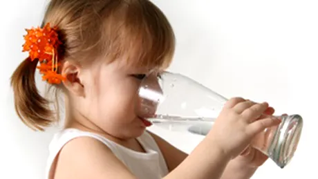 Ce cantitate de apa trebuie sa consume copiii?
