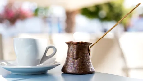 Cafeaua grecească autentică: secretul gustului intens și al spumei perfecte. Cum se prepară Ellinikos Kafes / VIDEO