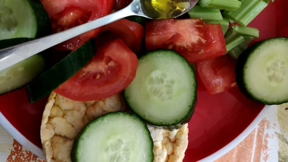 Nu prea bei apă? Atunci mănâncă legume cu multă apă! Iată top 3! Bonus: ajută la slăbire