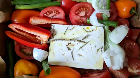 Telemea cu roșii și ardei gras la cuptor – rețeta verii