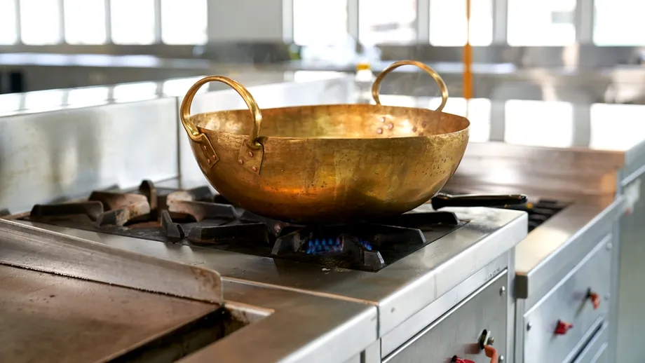 Trucul care te ajută să cureți oalele din cupru. Le face ca noi!