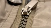 Ai un fermoar blocat sau ieșit de pe șine? Trucul de 2 minute care te ajută, fără să apelezi la croitor