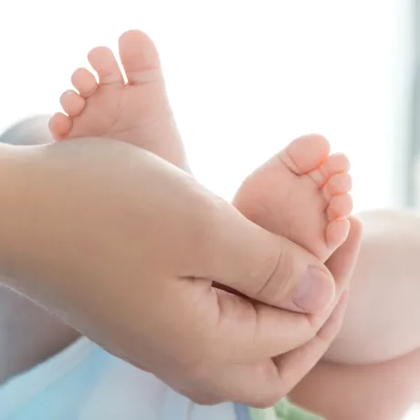 Tot mai mulți bebeluși se nasc cu platfus. Avertismentul fiziokinetoterapeuților: „Poate duce la probleme de coloană și bazin,
