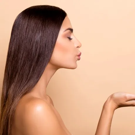 Doar 5 minute pe zi pentru un scalp sănătos, un păr mai lung și un ten mai ferm? Da, se poate!