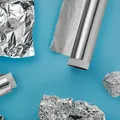 Greșeala pe care o faci când folosești folia de aluminiu. Poate schimba gustul mâncării fără să-ți dai seama