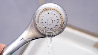 Cum desfunzi orificiile capului de duș dacă nu mai are presiune, fără oțet și fără bicarbonat de sodiu. Trucul simplu care te scapă de calcarul care înfundă