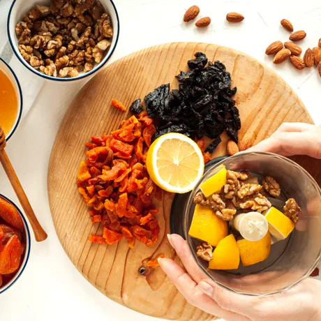 Câte fructe uscate să mâncăm zilnic: sfatul nutriționistului pentru porția ideală de nuci și migdale