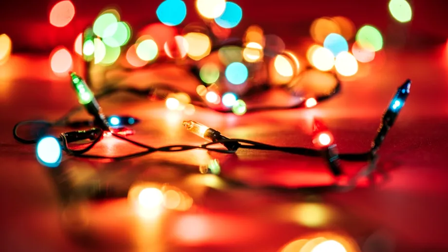 Ce trebuie să știi despre luminițele de Crăciun. Ce se poate întâmpla dacă le lași aprinse toată noaptea?