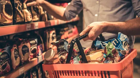 Trucul prin care magazinele te fac să cheltuiești mai mulți bani decât ți-ai propus