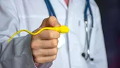 Laptopul pe genunchi, nopțile pierdute și statul prea mult pe scaun. Obiceiurile aparent banale care pot afecta fertilitatea masculină