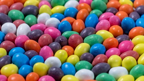 Unele gustări populare ar putea fi interzise. Substanțele chimice pe care le conțin ingredientele pot cauza cancer