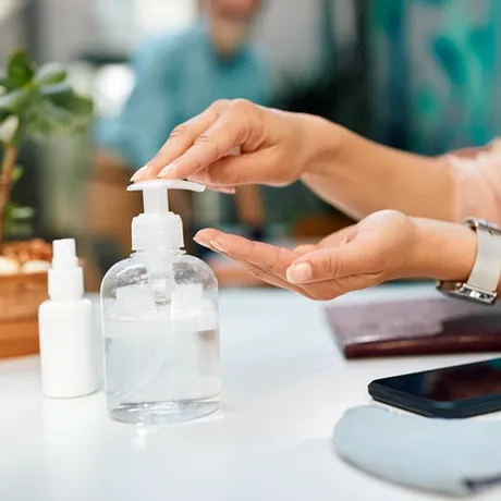 Dezinfectantul de mâini: cât de eficient este cu adevărat și când ar trebui să alegem spălarea cu apă și săpun