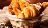 Croissant cu unt pentru un mic dejun delicios