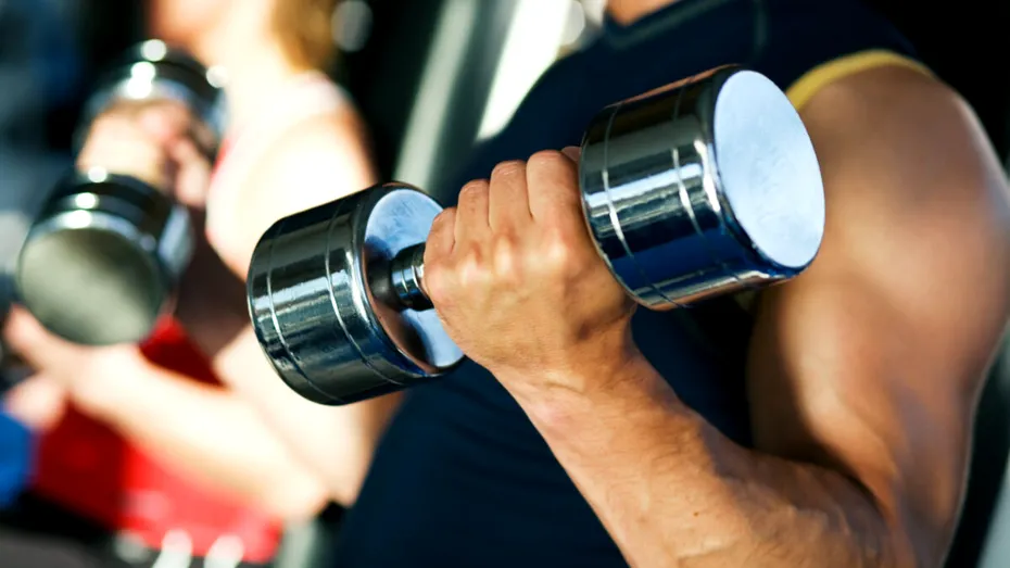 Obiceiuri care îți pot slăbi mușchii și pot crește riscul de durere sau accidentări