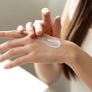 Ai mâinile aspre și uscate? Iată cum poți să le „repari” în mai puțin de 5 minute