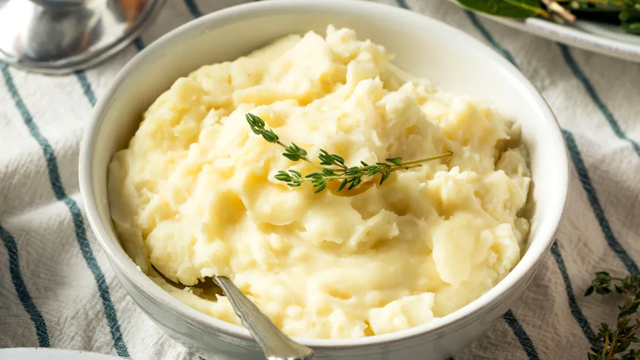 Piure de cartofi pufos. Un singur ingredient îi dă și un gust savuros! Rețeta completă