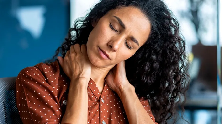 Simți durere în zona cefei? Află ce îți transmite corpul și când e timpul să mergi la medic