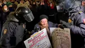VIDEO. Povestea impresionantă a bătrânei ridicată de polițiștii ruși de la protest. Femeia a supraviețuit asediului Leningradului