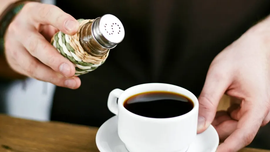 Sarea în cafea și sănătatea: ce spun medicii despre acest obicei