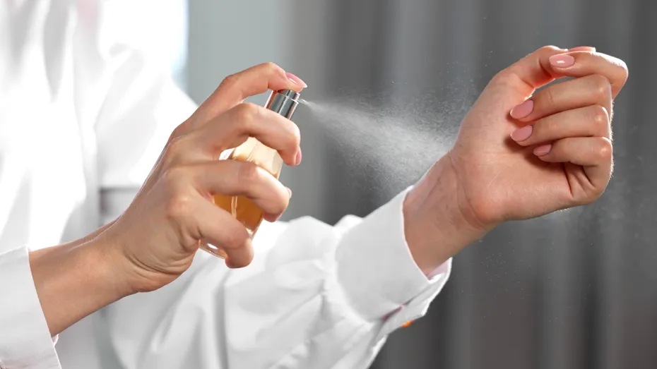 Cum să scoți petele de parfum de pe haine. Nu ai nevoie de produse scumpe