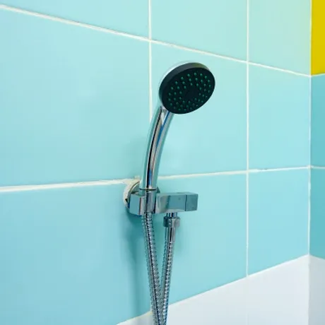 De ce cade faianța de pe perete și ce greșeli trebuie evitate. Pasul ignorat de mulți români care face diferența!