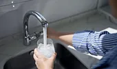 De ce trebuie să lași un pahar cu apă lângă chiuvetă atunci când pleci în vacanță. Trucul e mai util decât credeai