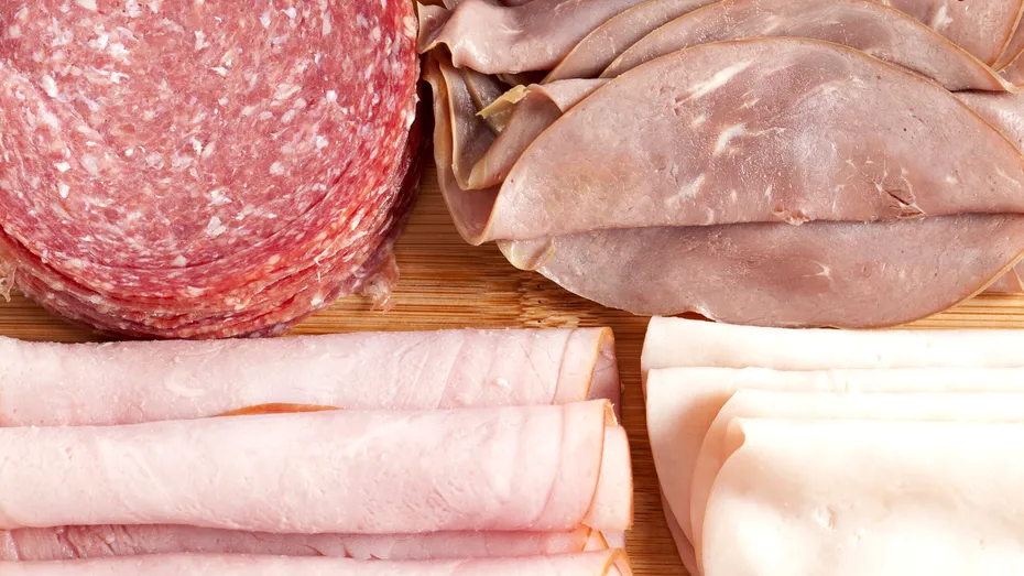 Câte zile rezistă la frigider mezelurile feliate. Cum îți dai seama că s-au stricat, fără să le miroși