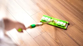 Ai parchetul zgâriat? Acest truc ingenios îi redă instant strălucirea