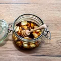 Rețeta bunicii: usturoi pus în miere. Cum se prepară amestecul și de ce este atât de popular