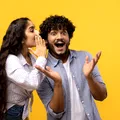 Cuplurile care bârfesc împreună rămân împreună mai multă vreme? Experții își spun părerea