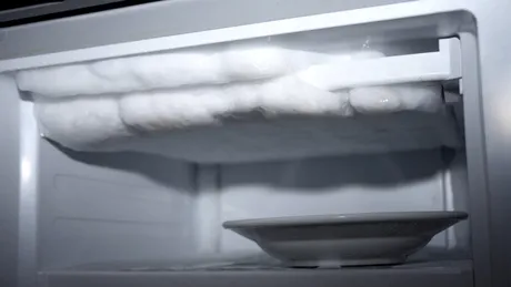 Ai gheață în frigider? De ce se formează și cum scapi rapid de ea