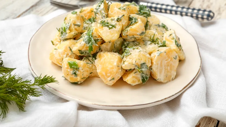 4 rețete delicioase cu cartofi noi pe care le vei găti toată vara. Salata cu maioneză este vedeta sezonului