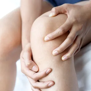 Te dor genunchii înainte să plouă? Medicii explică de ce se întâmplă asta