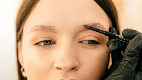 Pensatul sprâncenelor acasă: cum să-ți iasă o formă perfectă de fiecare dată