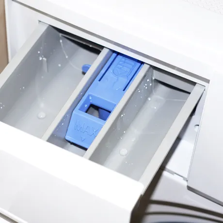 De ce rămâne apă în compartimentul de balsam de la mașina de spălat. Multe gospodine fac această greșeală