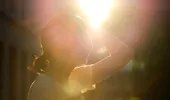 Ce haine sunt cele mai bune pe caniculă? De ce albul nu este mereu cea mai răcoroasă alegere